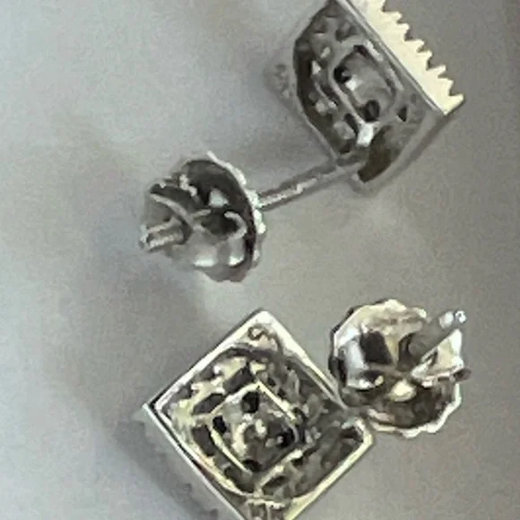 10k solid white gold with black/white Diamonds,square earrings. - Picture 4 of 5
